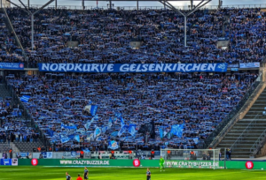 Mehr über den Artikel erfahren Ansturm auf Gästetickets: Schalke könnte Stadien alleine füllen