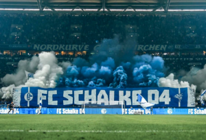 Read more about the article Schalke-Heimspiele in der Hinrunde vorerst komplett ausverkauft