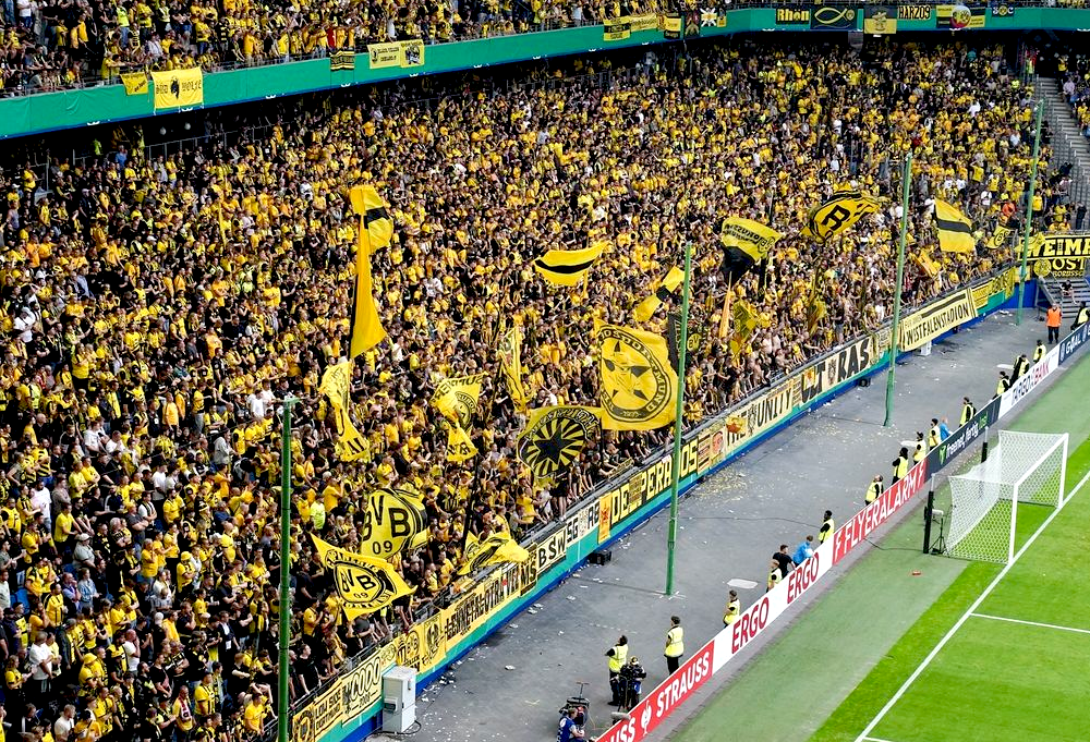 Rund 40.000 BVB-Fans zu Gast bei Phönix Lübeck im Volksparkstadion