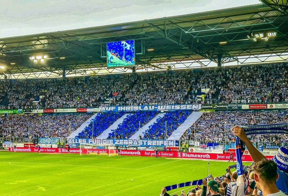 Die Fans des MSV Duisburg beim Heimspiel gegen Hohkeppel. Über 17.000 Zuschauer waren in der Arena.