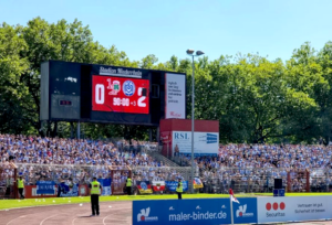 Mehr über den Artikel erfahren Fußballverrückte Revierklubs: Schalke und Duisburg sorgen für riesige Gästekulissen