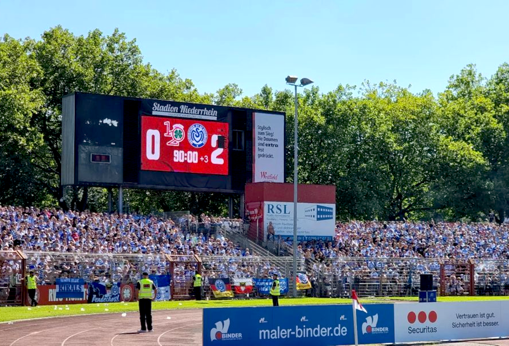 Du betrachtest gerade Fußballverrückte Revierklubs: Schalke und Duisburg sorgen für riesige Gästekulissen