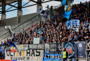 Mehr über den Artikel erfahren Viele Fans in Ingolstadt dabei: Fans des SV Waldhof trotzen der Anstoßzeit