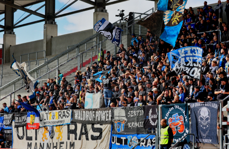 Viele Fans in Ingolstadt dabei: Fans des SV Waldhof trotzen der Anstoßzeit