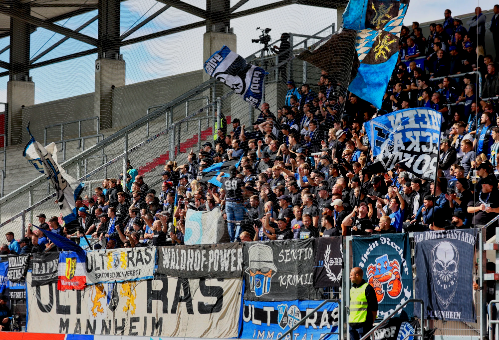 You are currently viewing Viele Fans in Ingolstadt dabei: Fans des SV Waldhof trotzen der Anstoßzeit