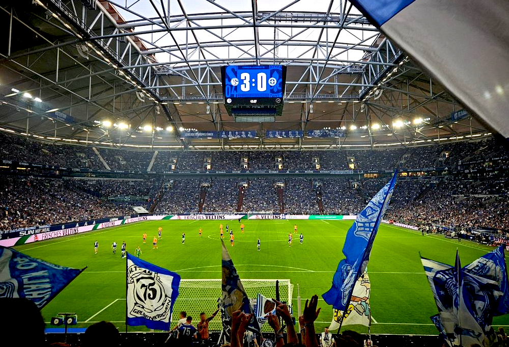 Du betrachtest gerade Auf Schalke gab es die größte Kulisse des Spieltags