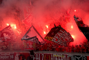 Mehr über den Artikel erfahren Kaiserslautern reist mit vielen Fans nach Düsseldorf und Stuttgart