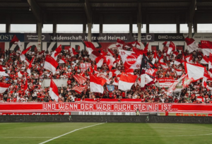 Mehr über den Artikel erfahren Fan-Wucht: Kickers Offenbach lässt auch Bundesligisten hinter sich