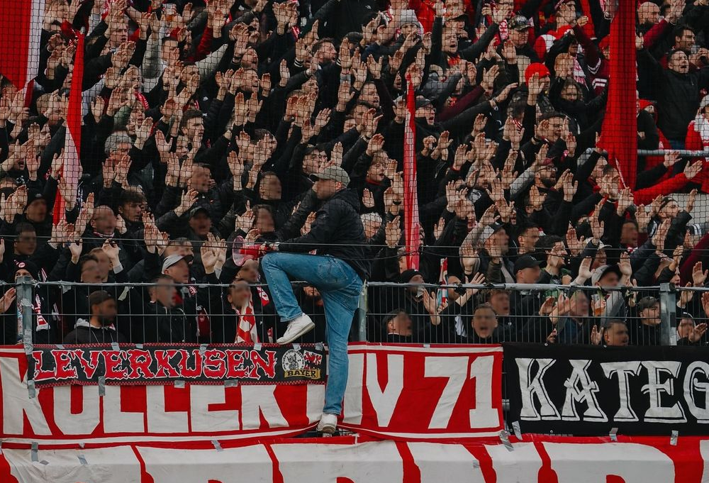 Die Fans der Kickers Offenbach in Frankfurt.