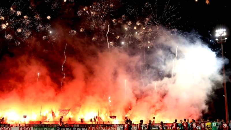 Die Fans von Eintracht Frankfurt mit einer Pyro-Show in Köln.