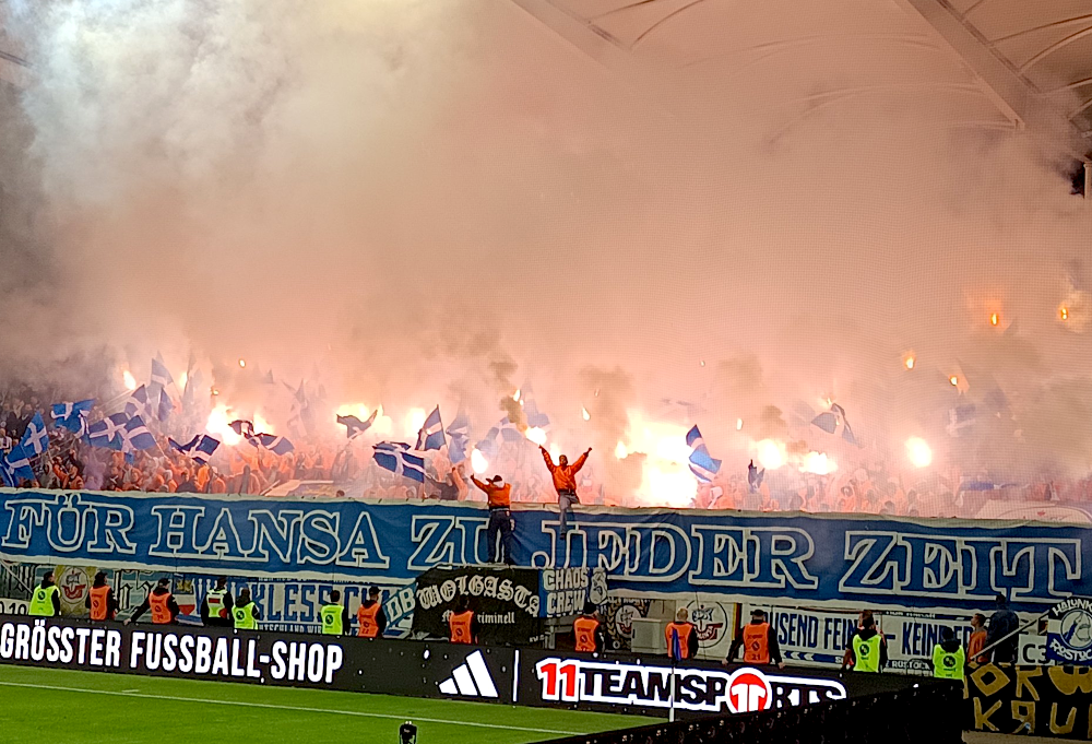 Die Fans des FC Hansa Rostock im Ludwigsparkstadion Saarbrücken.