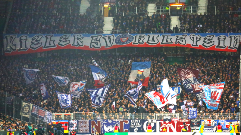 Die Auswärtsfahrer von Holstein Kiel in Bremen.