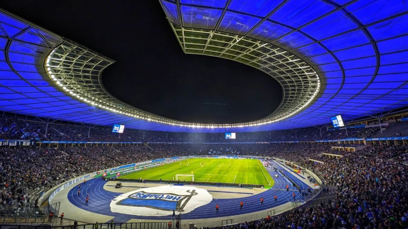 Hertha BSC spielt gegen den 1. FC Köln vor über 60.000 Zuschauer im Olympiastadion.