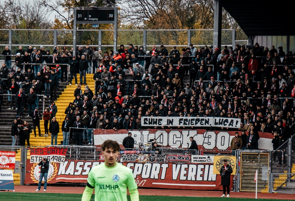 Die Fans der KSV Hessen Kassel beim Heimspiel gegen die Stuttgarter Kickers.