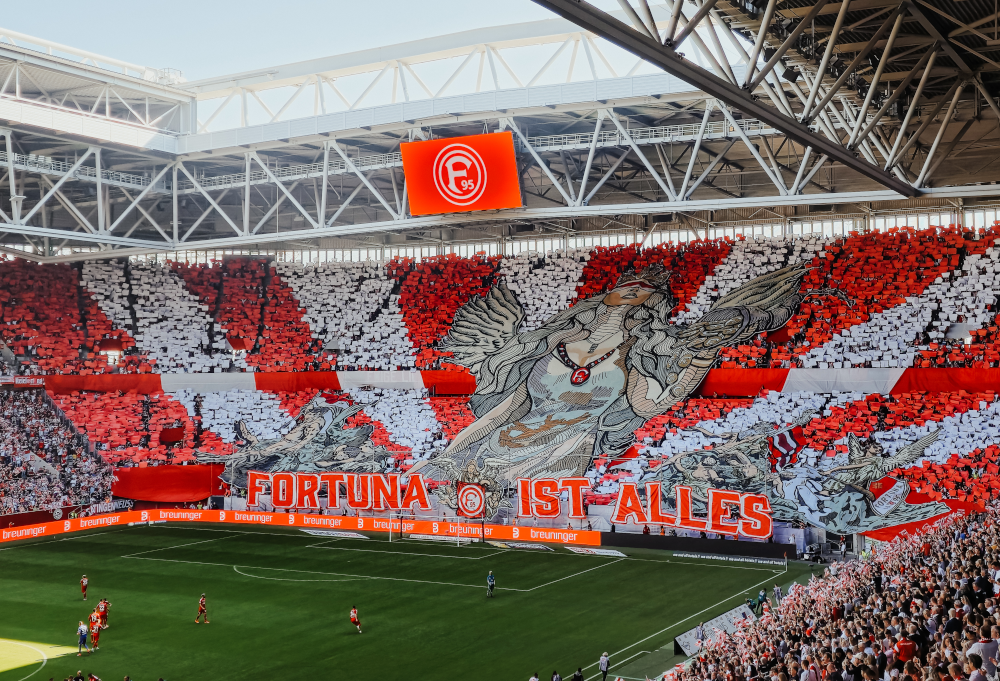 Die Choreo von Fortuna Düsseldorf beim Rheinderby gegen Köln.