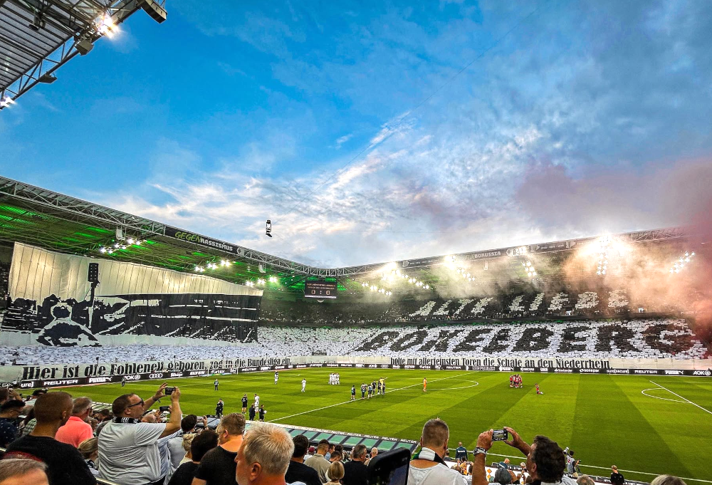 Die Choreo von Borussia Mönchengladbach beim Saisonauftakt gegen Leverkusen.