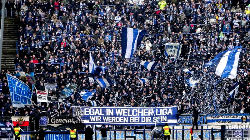 Die Fans des MSV Duisburg bei Türkspor Dortmund.