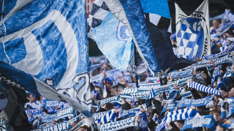 Die Fans des MSV Duisburg freuen sich auf ein ausverkauftes Stadion gegen Oberhausen.