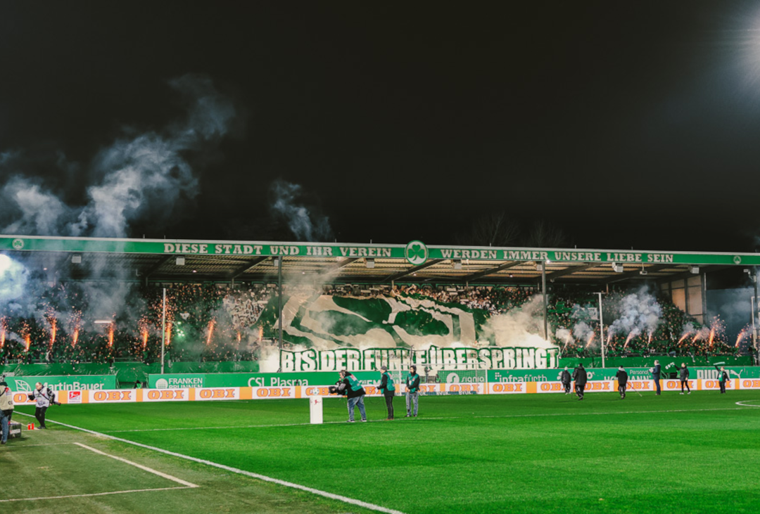 Die Choreo der SpVgg Fürth gegen den 1. FC Kaiserslautern.