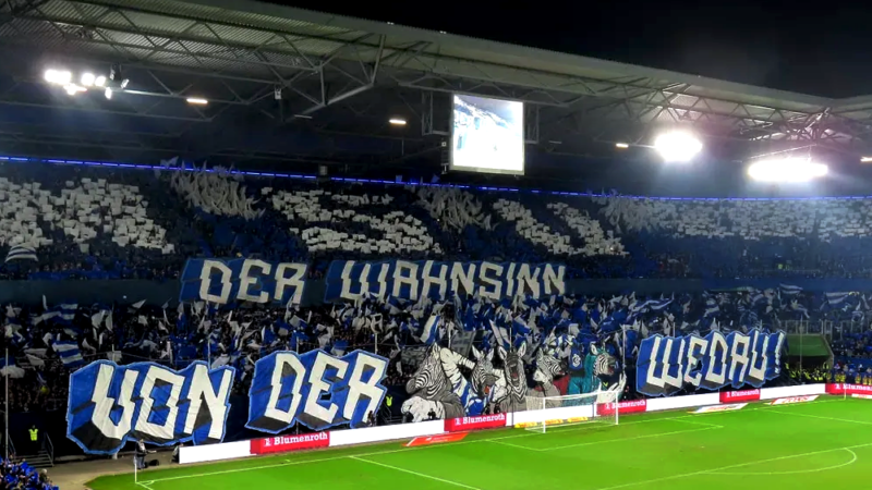 Die Choreo der Fans des MSV Duisburg.